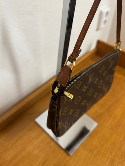 LOUIS VUITTON POCHETTE