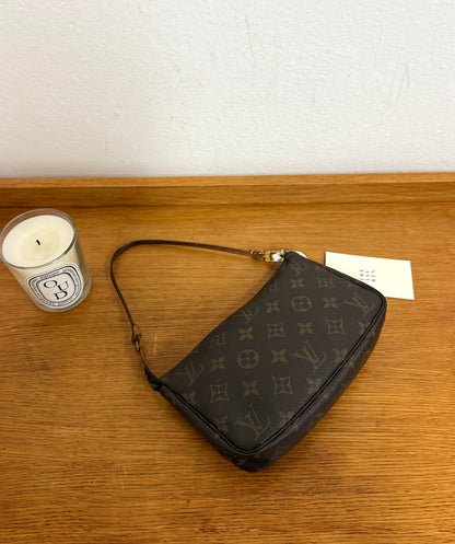 LV POCHETTE