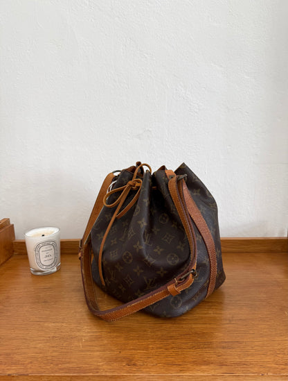 LV PETIT NOÉ MONOGRAM BUCKET BAG