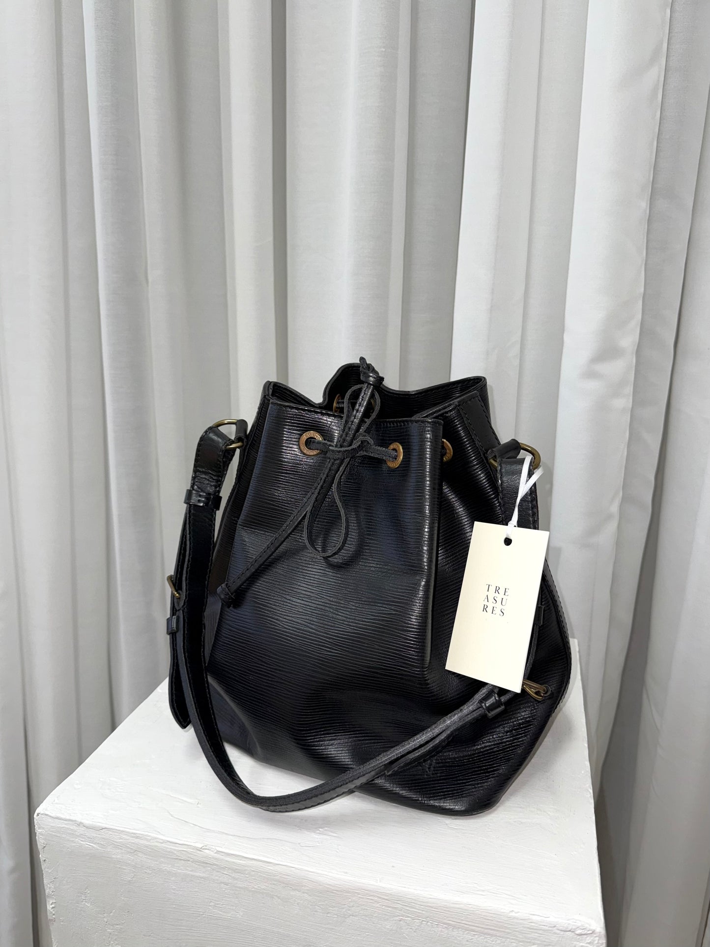 LV EPI PETIT NOÉ BLACK BUCKET BAG