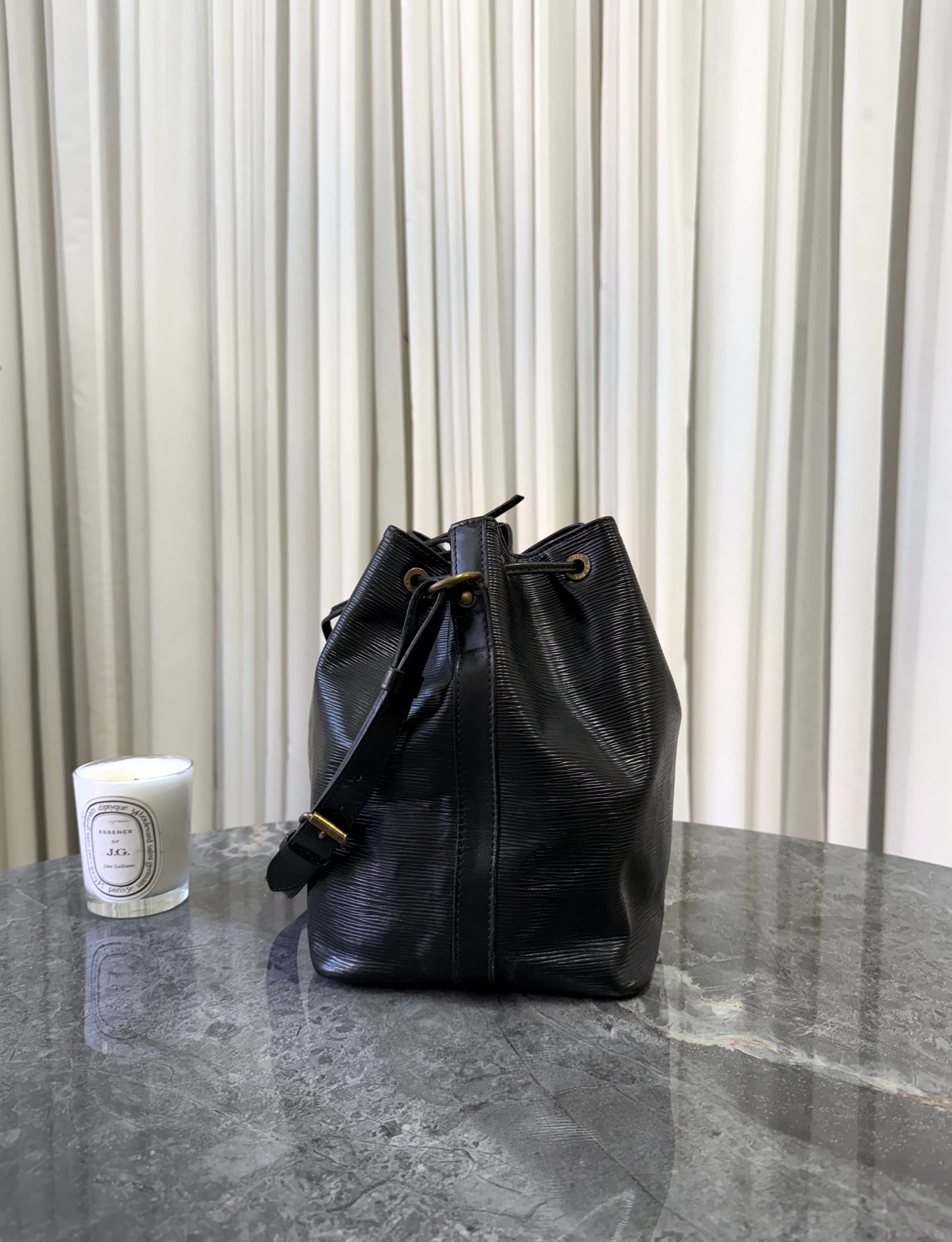 LV EPI PETIT NOÉ BLACK BUCKET BAG