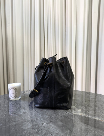 LV EPI PETIT NOÉ BLACK BUCKET BAG