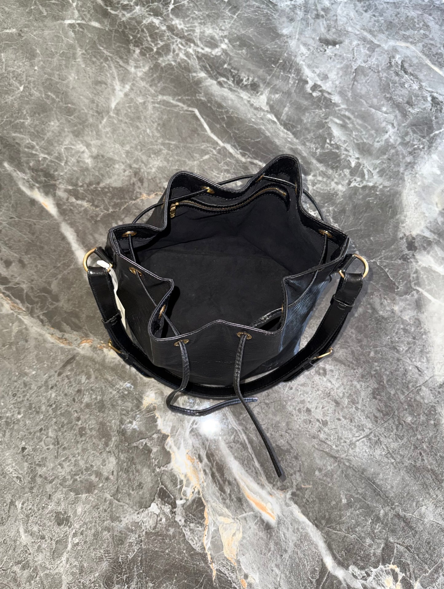 LV EPI PETIT NOÉ BLACK BUCKET BAG