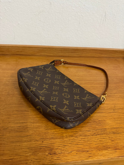 LOUIS VUITTON POCHETTE