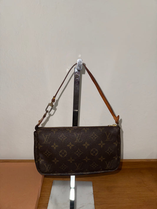 LV POCHETTE