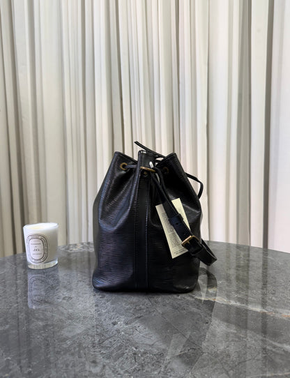 LV EPI PETIT NOÉ BLACK BUCKET BAG