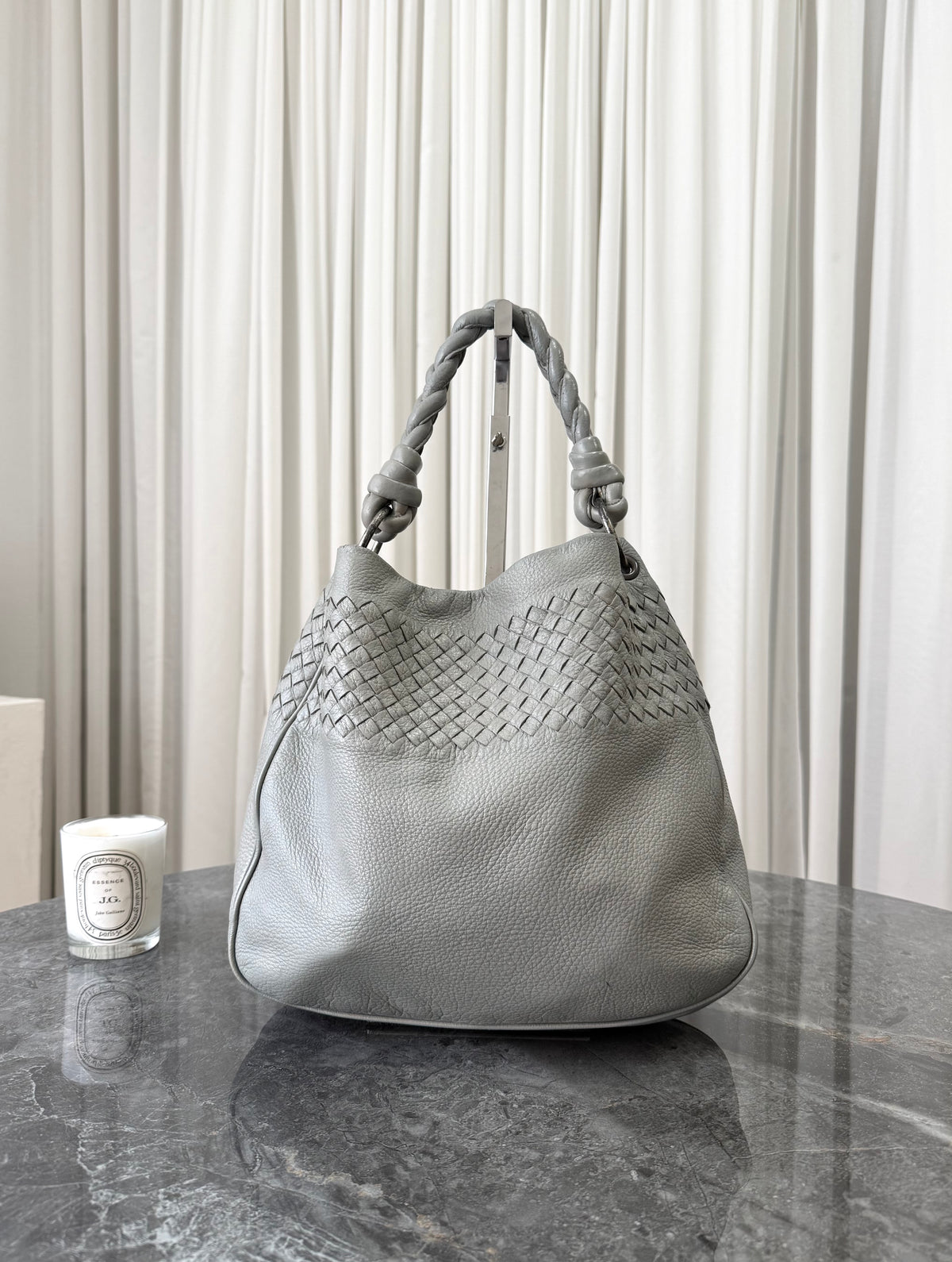 Bottega Veneta hobo z kůže Intrecciato ve světle šedé barvě, foto 6