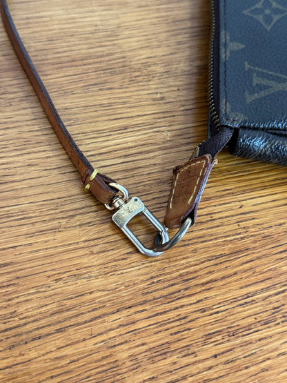 LV POCHETTE