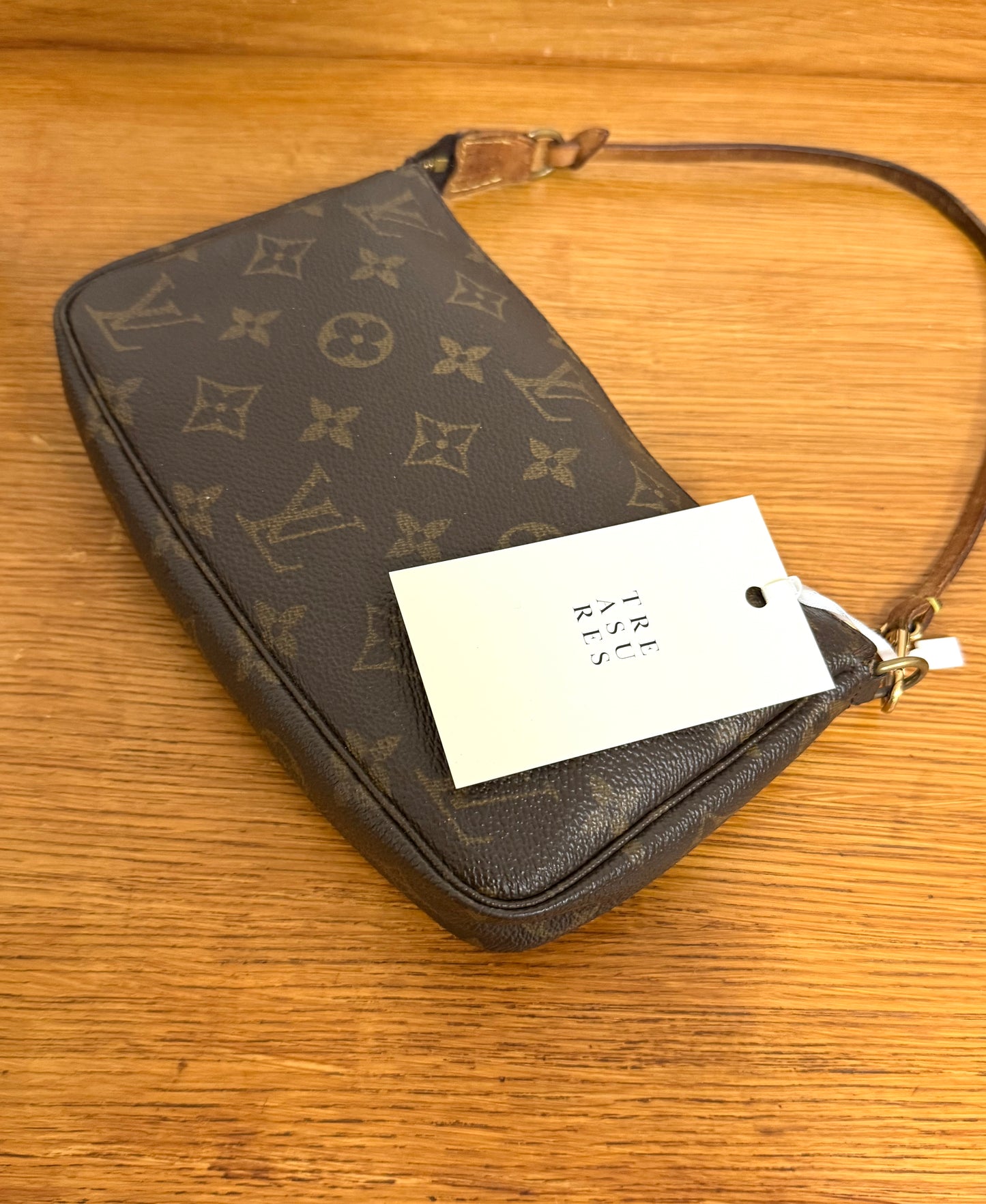 LV POCHETTE