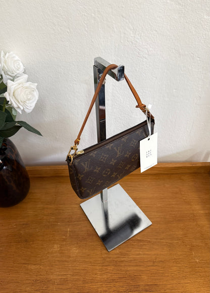 LV POCHETTE