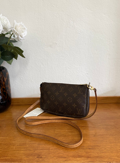 LV POCHETTE