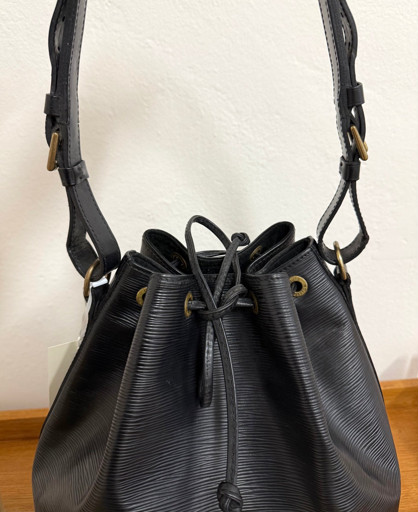 LV EPI PETIT NOÉ BLACK BUCKET BAG