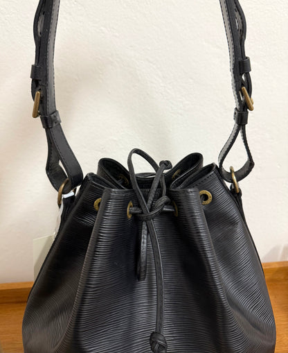 LV EPI PETIT NOÉ BLACK BUCKET BAG