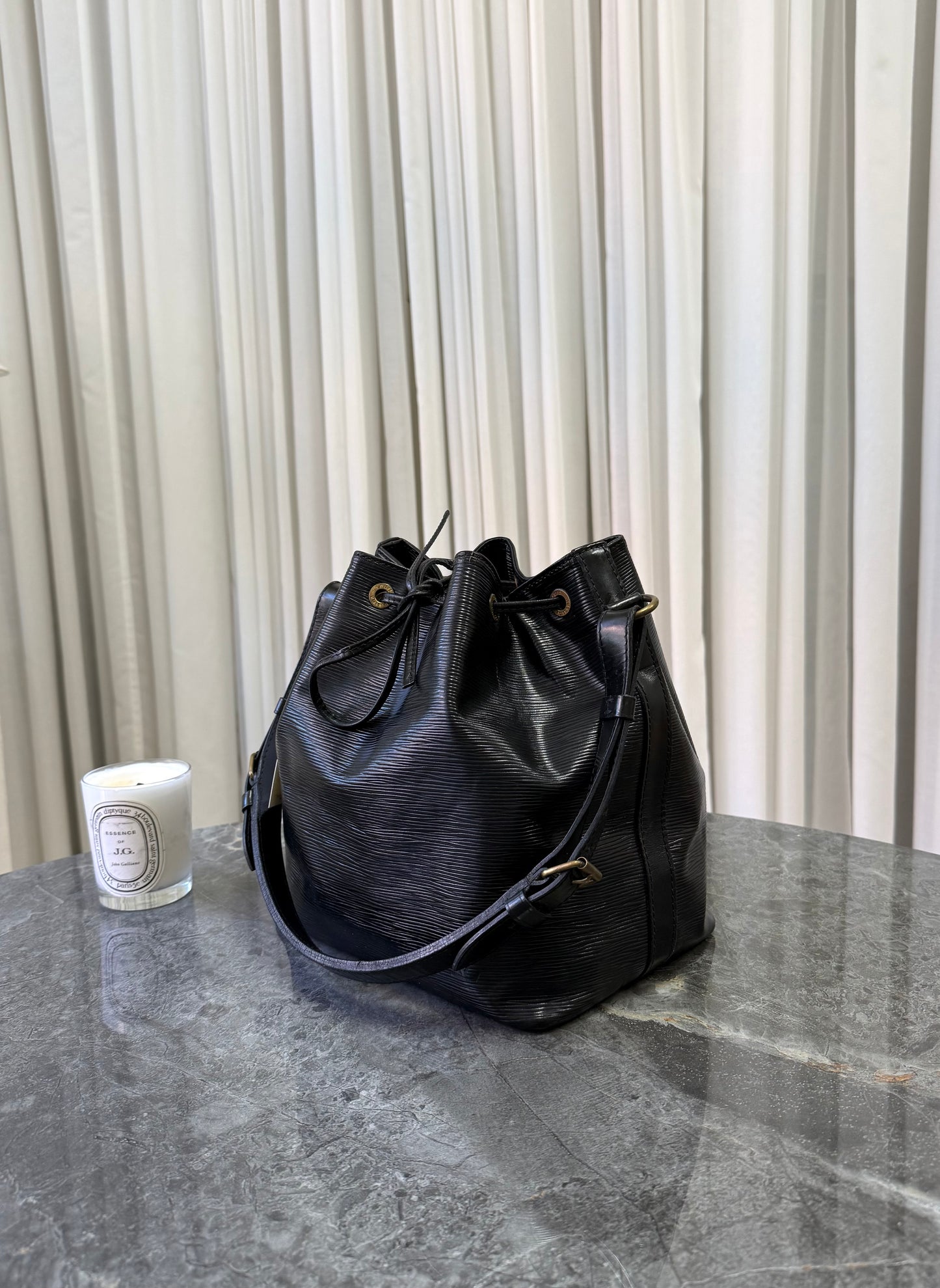 LV EPI PETIT NOÉ BLACK BUCKET BAG