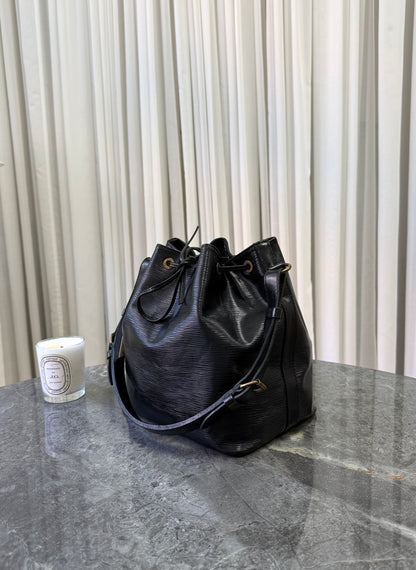 LV EPI PETIT NOÉ BLACK BUCKET BAG