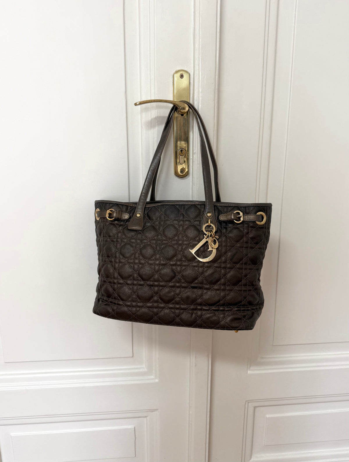 Dior Panarea tote z hnědého coated canvasu Cannage se zlatým hardwarem, foto 2