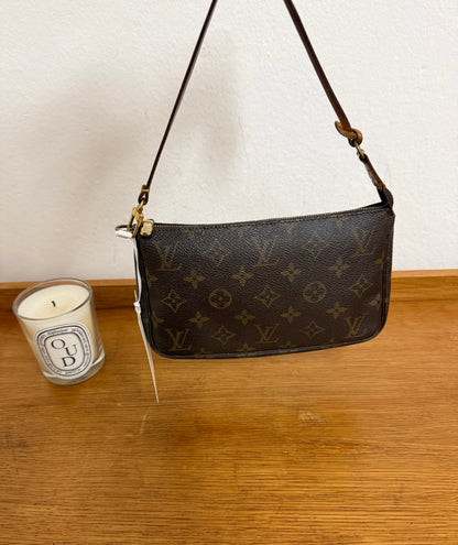 LV POCHETTE