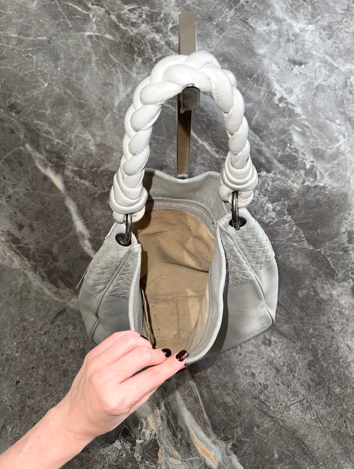 Bottega Veneta hobo z kůže Intrecciato ve světle šedé barvě, foto 10