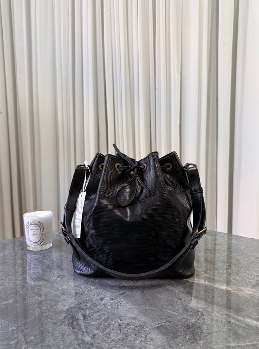 LV EPI PETIT NOÉ BLACK BUCKET BAG