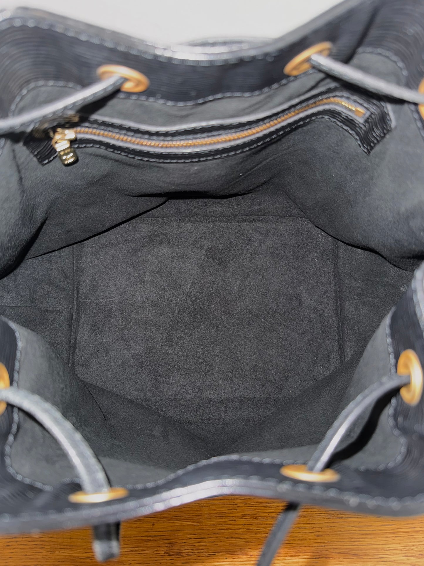 LV EPI PETIT NOÉ BLACK BUCKET BAG