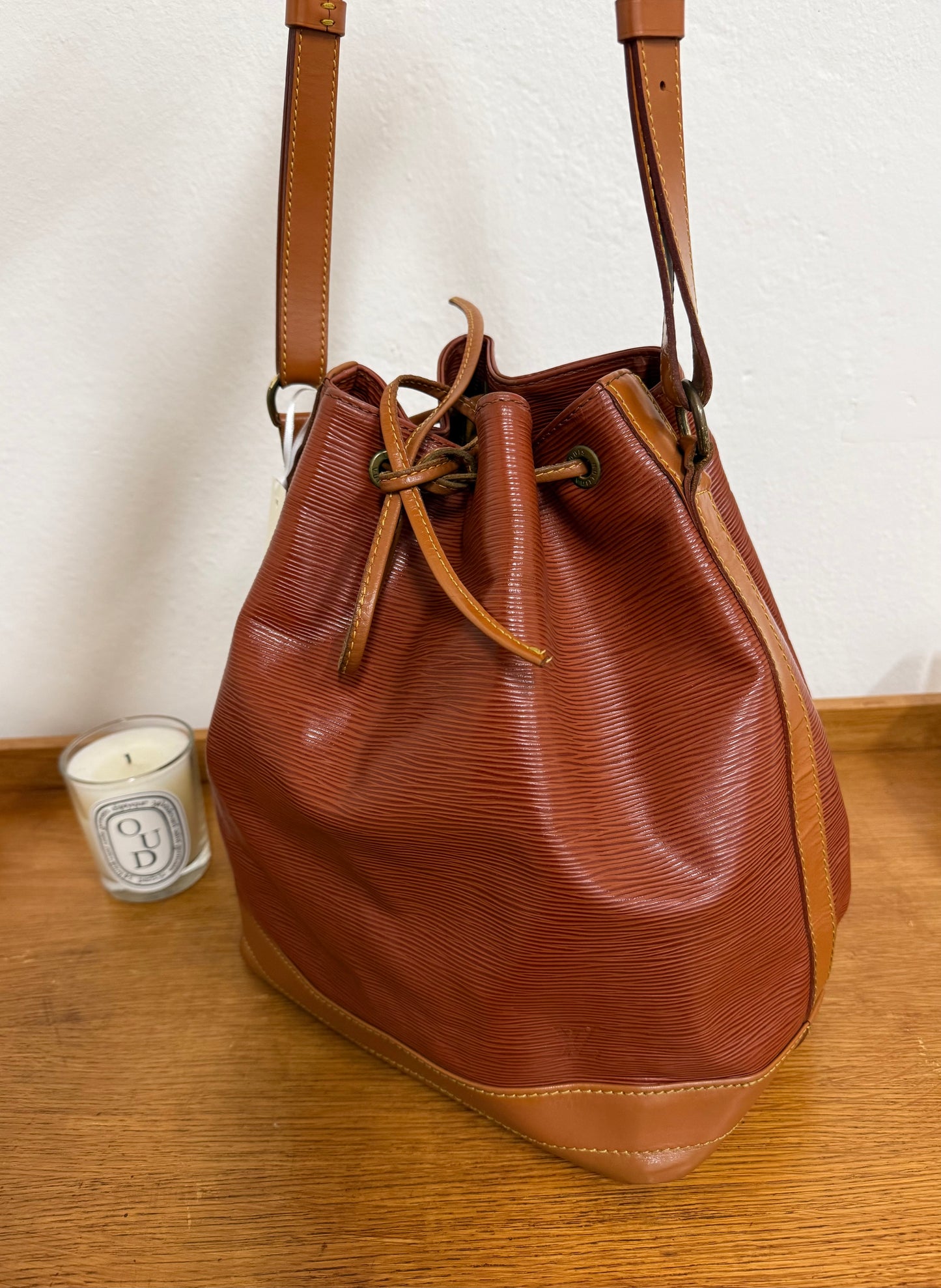 LV PETIT EPI NOÉ BROWN BUCKET BAG