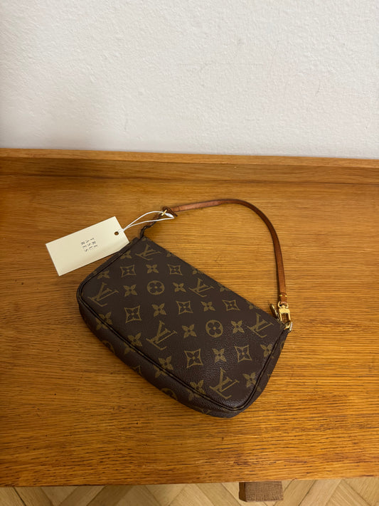 LOUIS VUITTON POCHETTE