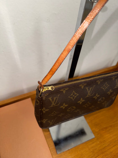 LV POCHETTE