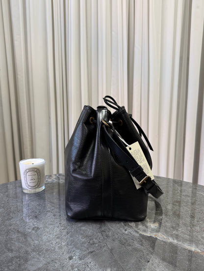 LV EPI PETIT NOÉ BLACK BUCKET BAG