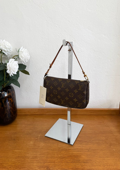 LV POCHETTE