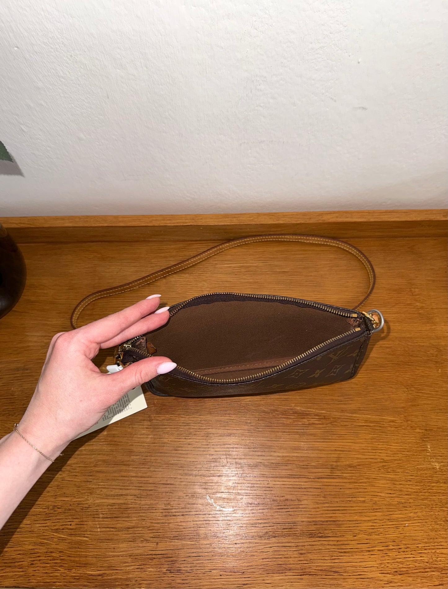LV POCHETTE
