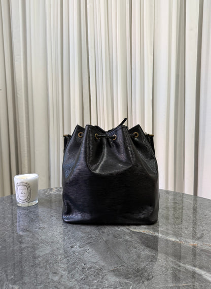 LV EPI PETIT NOÉ BLACK BUCKET BAG