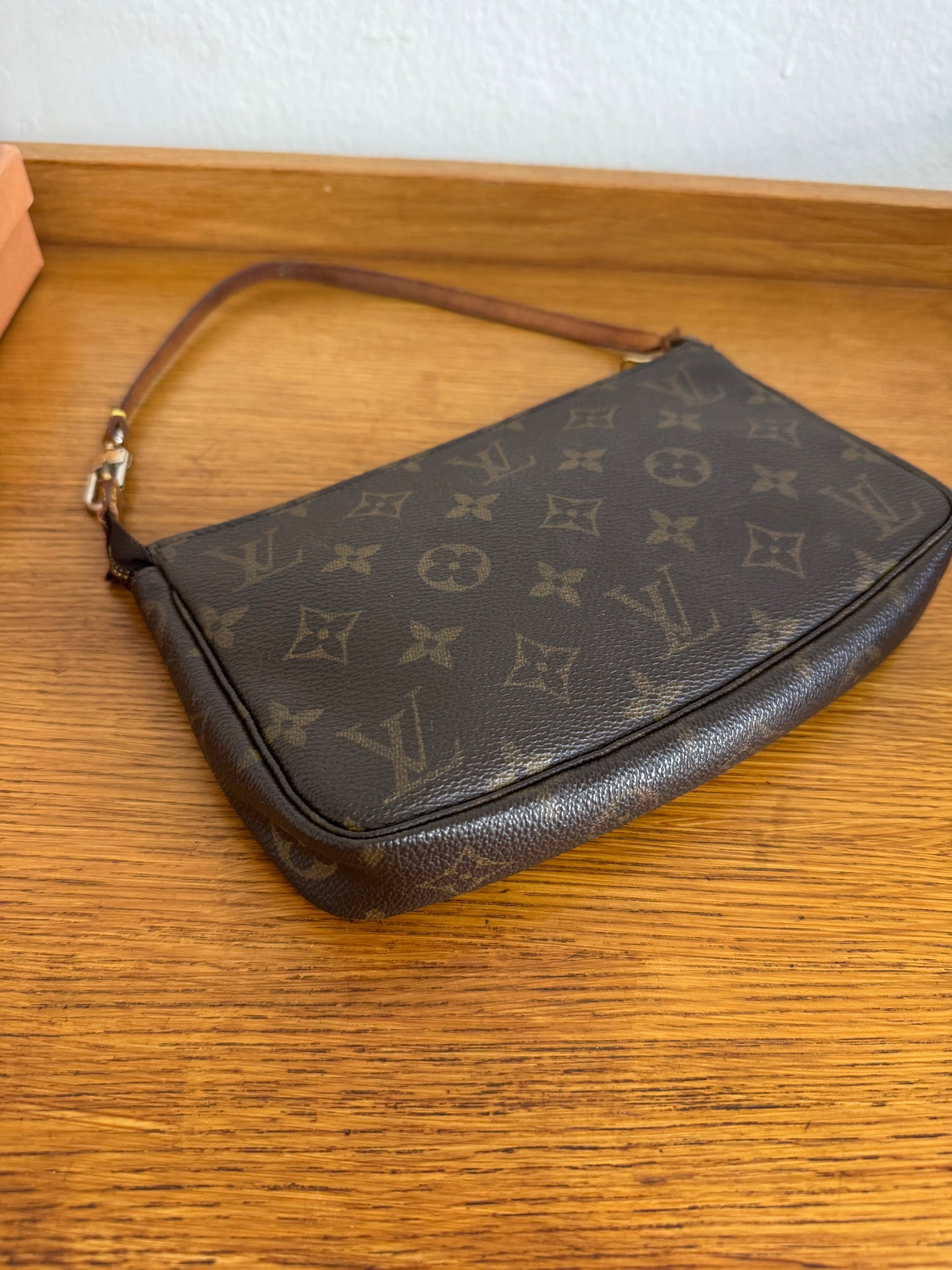 LV POCHETTE