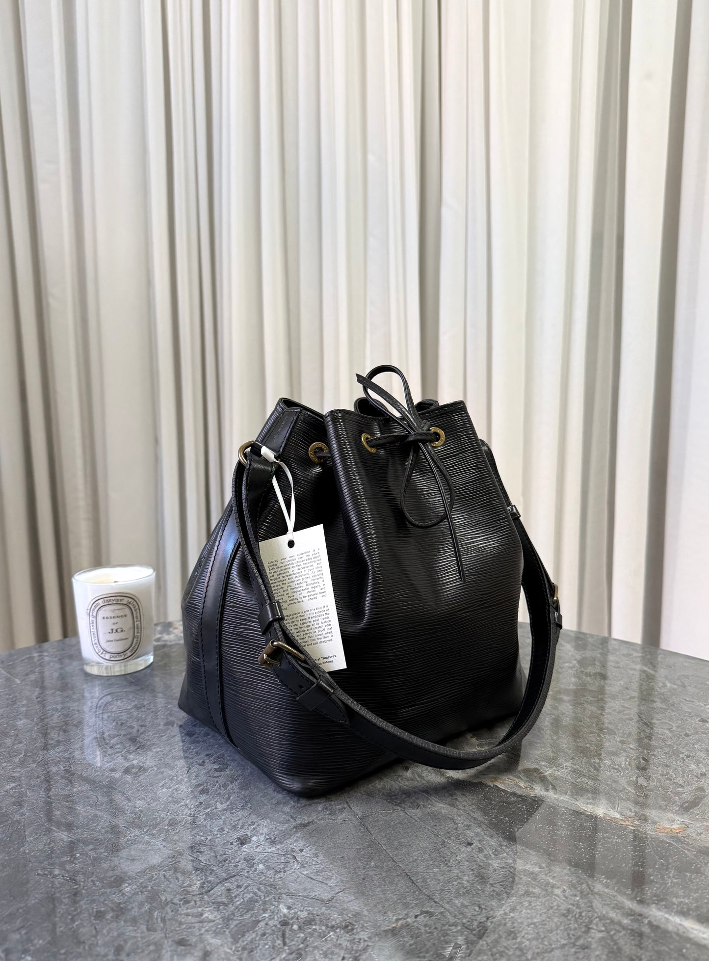 LV EPI PETIT NOÉ BLACK BUCKET BAG