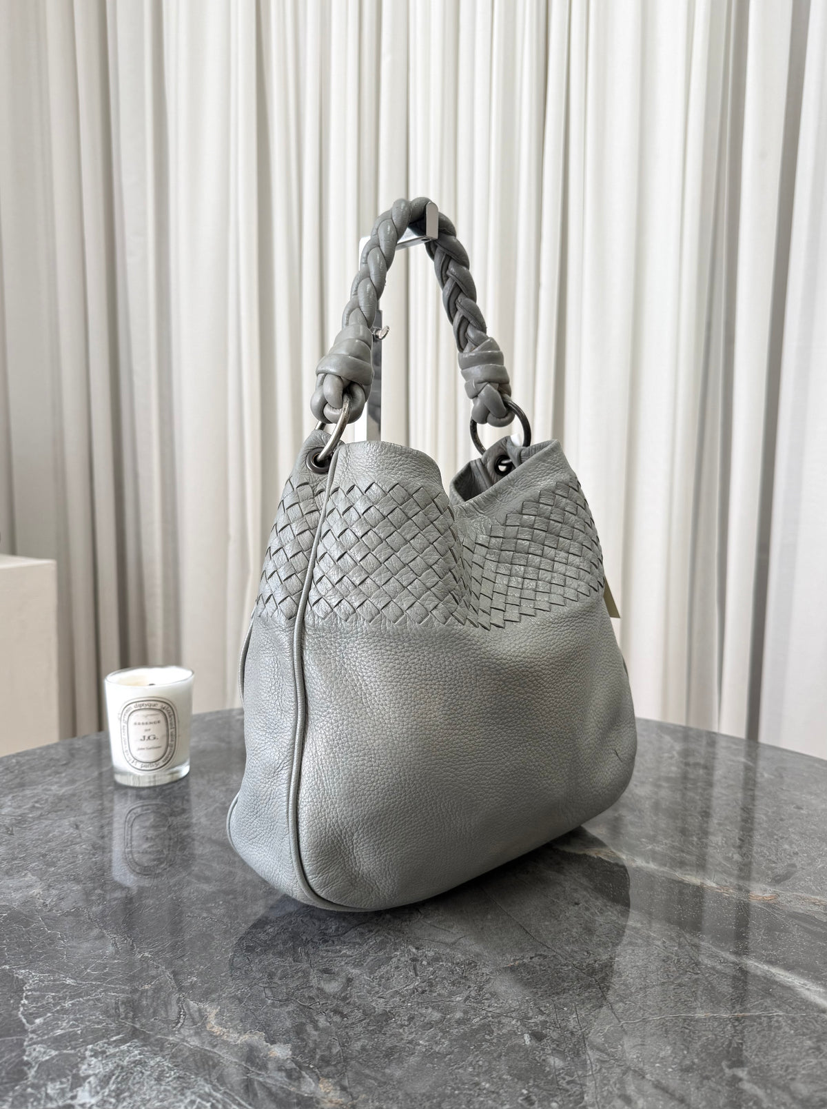 Bottega Veneta hobo z kůže Intrecciato ve světle šedé barvě, foto 2