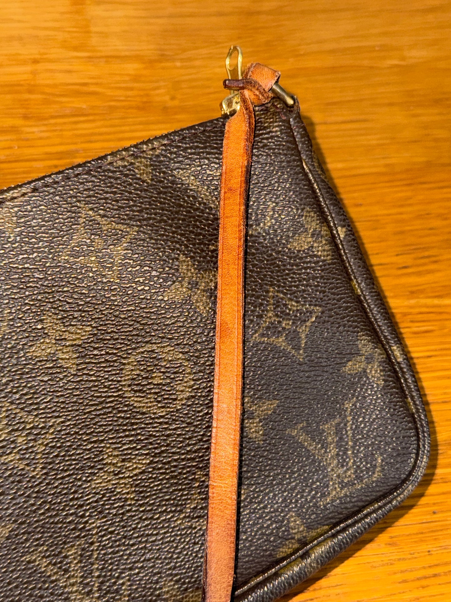 LV POCHETTE