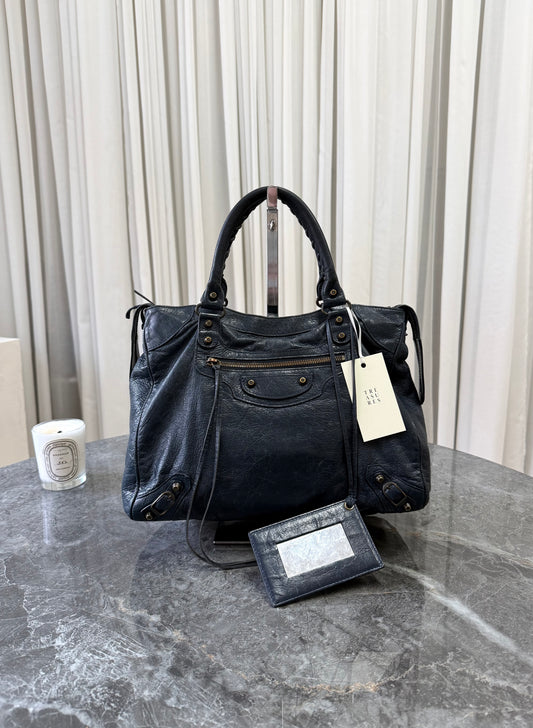 Balenciaga Velo z jehněčí kůže s mosazným hardwarem – Treasures Prague