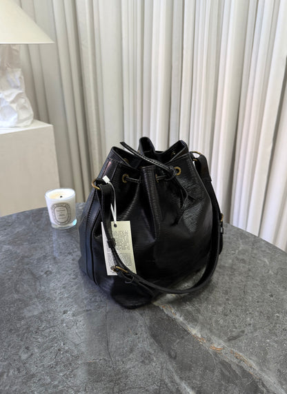 LV EPI PETIT NOÉ BLACK BUCKET BAG
