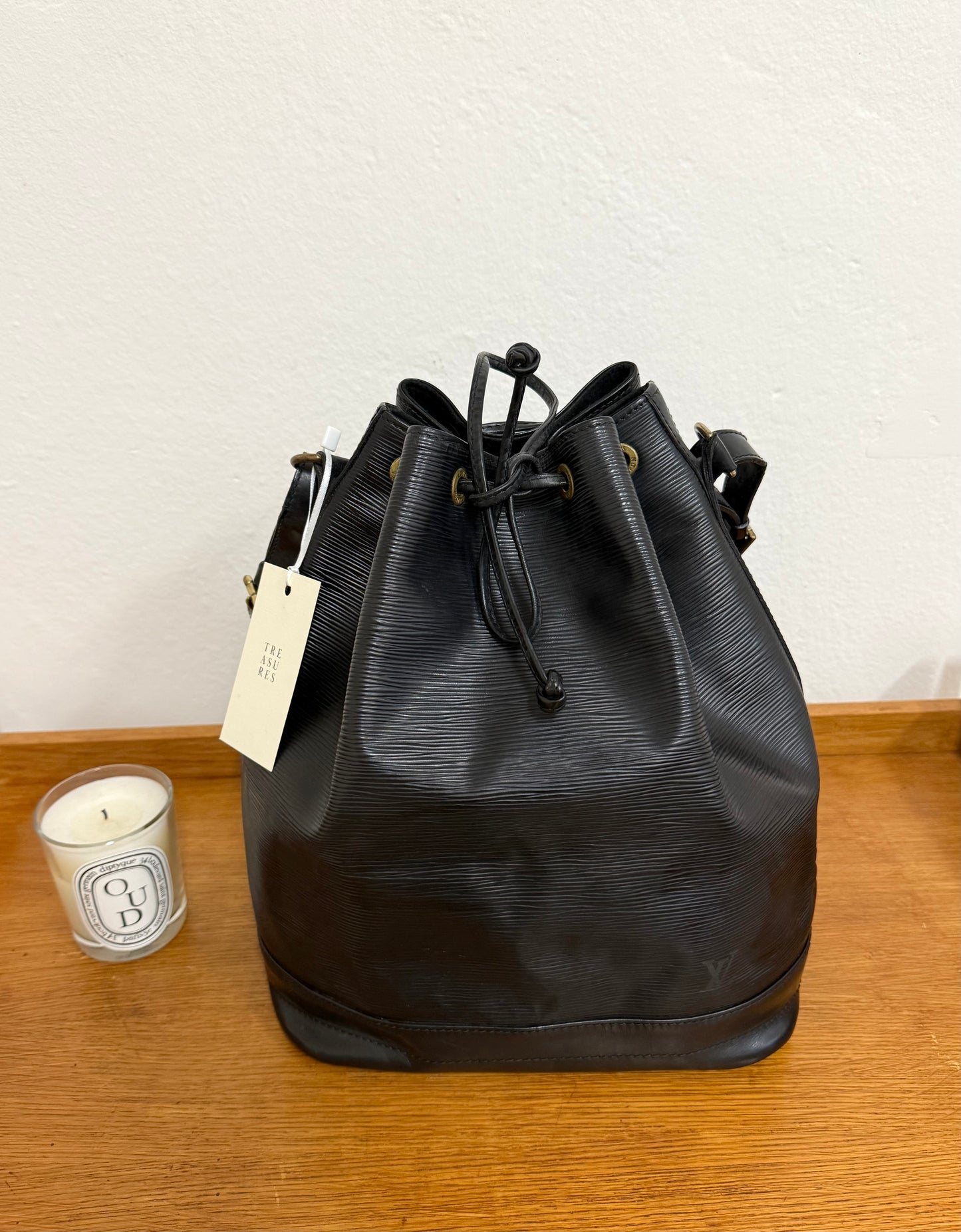 LV EPI PETIT NOÉ BLACK BUCKET BAG