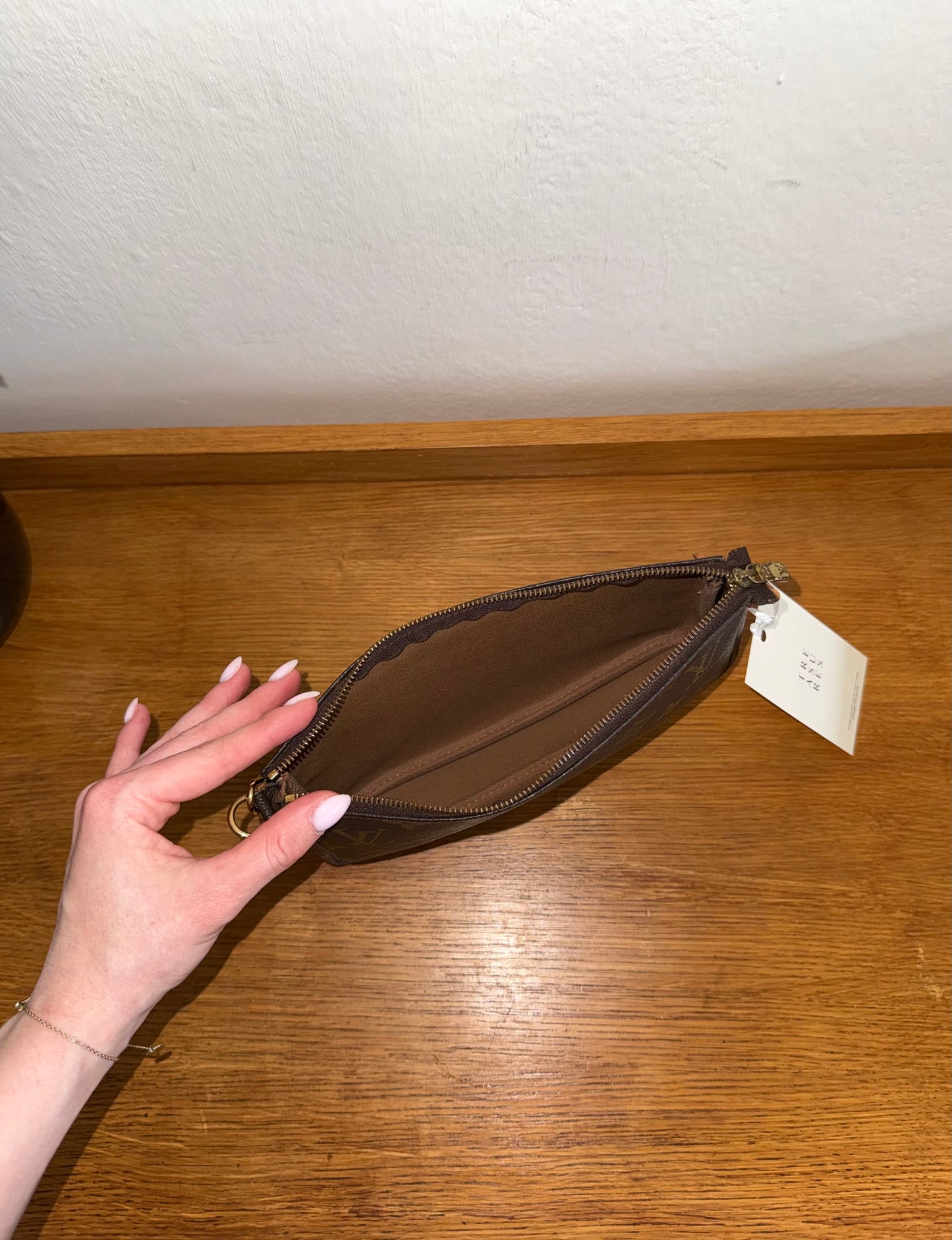 LV POCHETTE