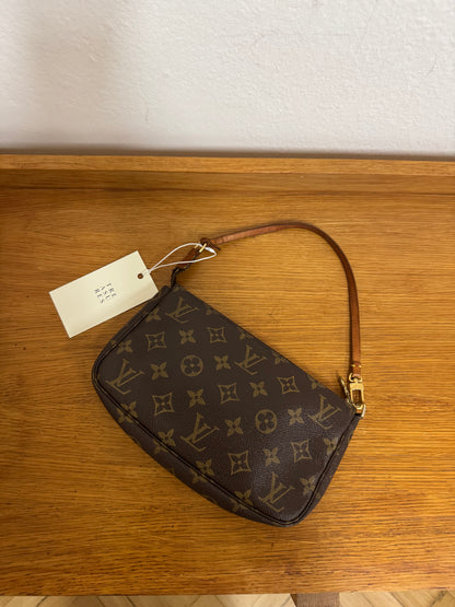 LOUIS VUITTON POCHETTE