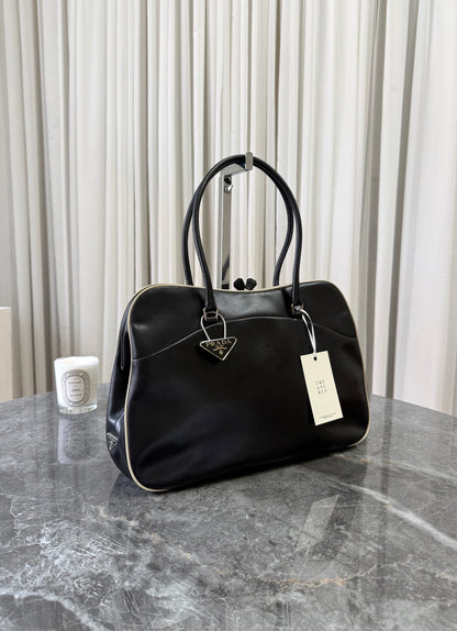 Prada Triangle bowling bag z černé kůže spazzolato, foto 2