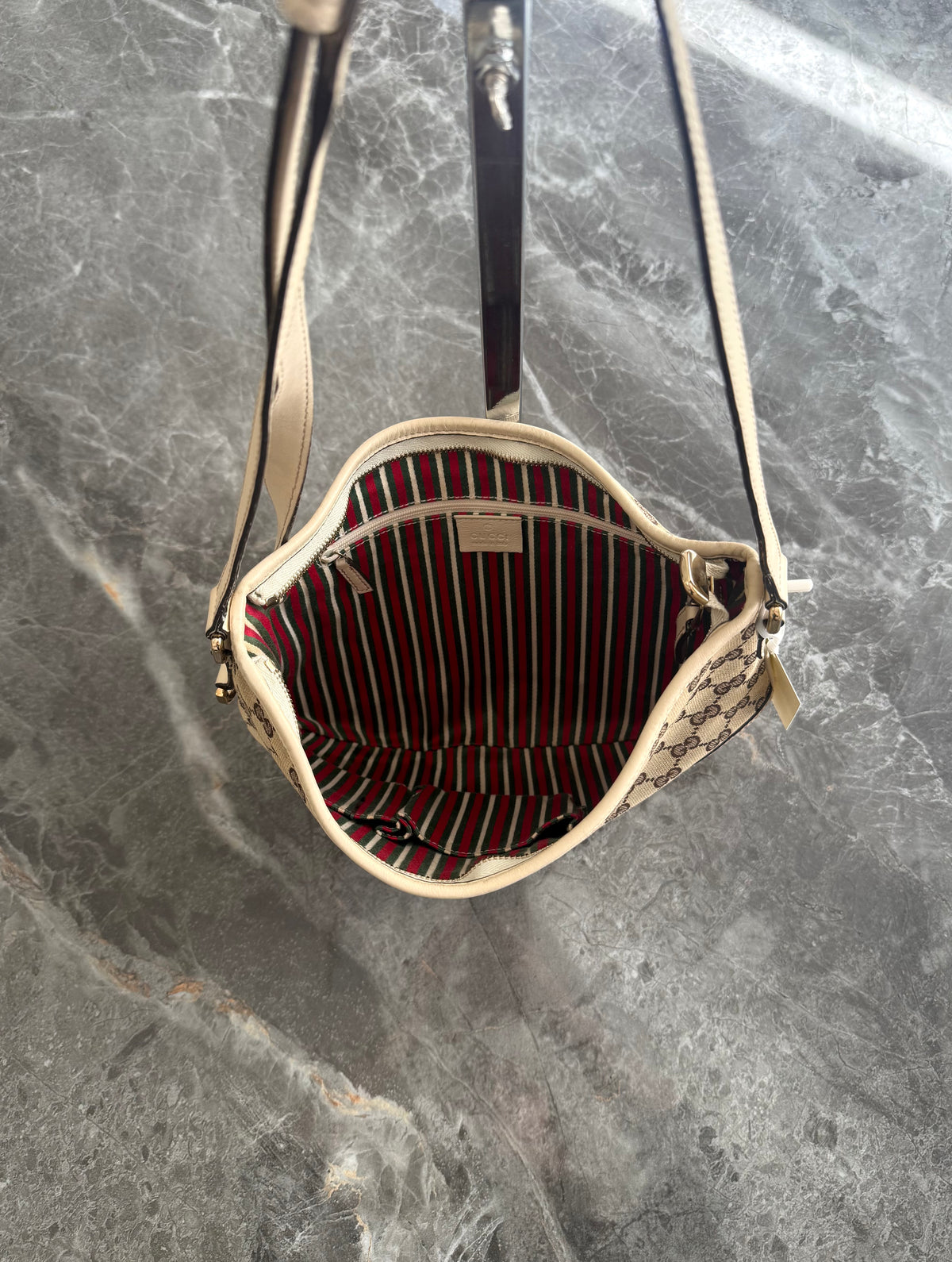 Gucci Sukey crossbody z GG canvasu se zlatým hardwarem, foto 10