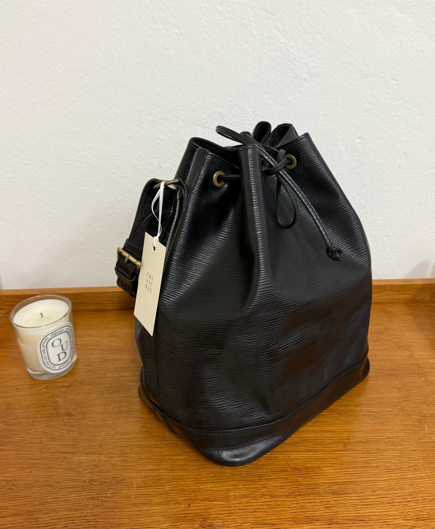LV EPI PETIT NOÉ BLACK BUCKET BAG