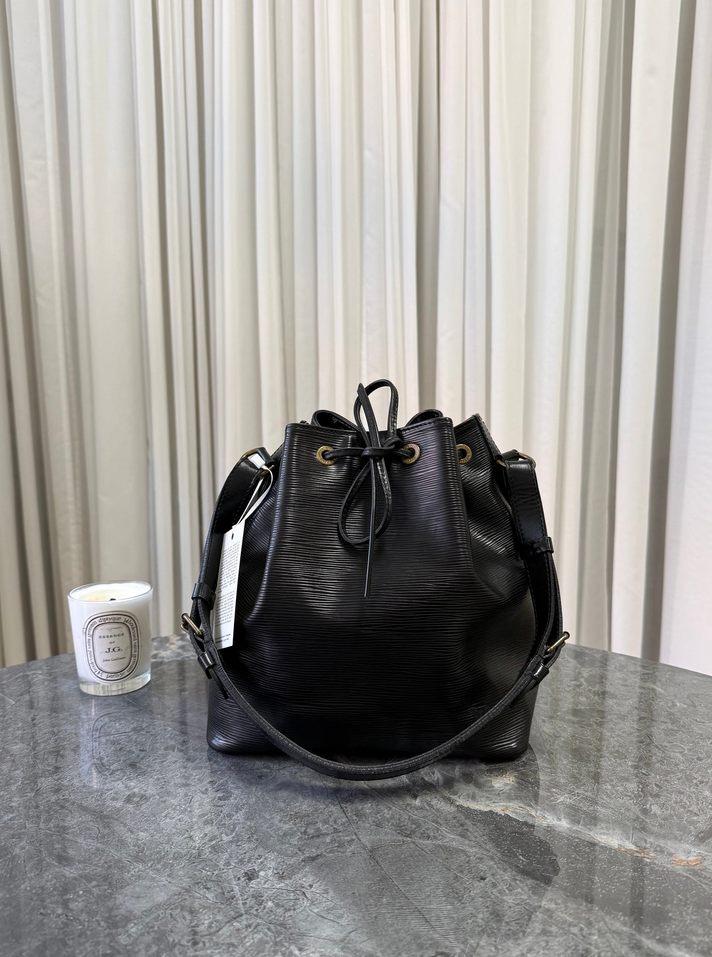 LV EPI PETIT NOÉ BLACK BUCKET BAG