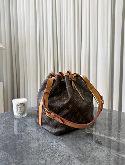 LV PETIT NOÉ MONOGRAM BUCKET BAG