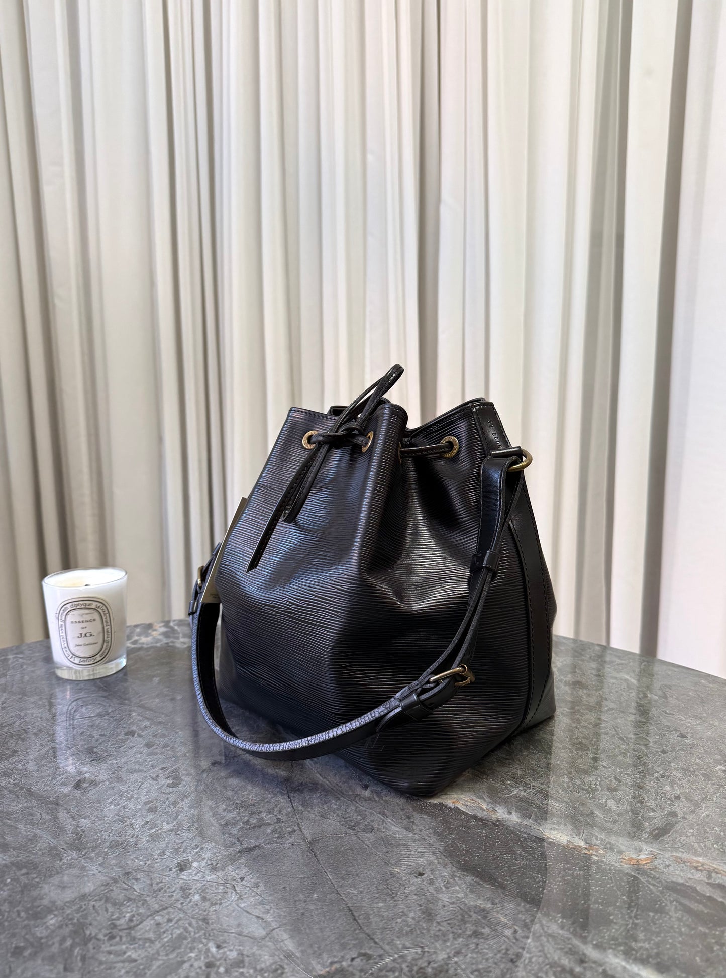 LV EPI PETIT NOÉ BLACK BUCKET BAG