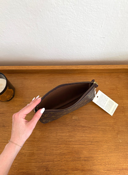 LV POCHETTE
