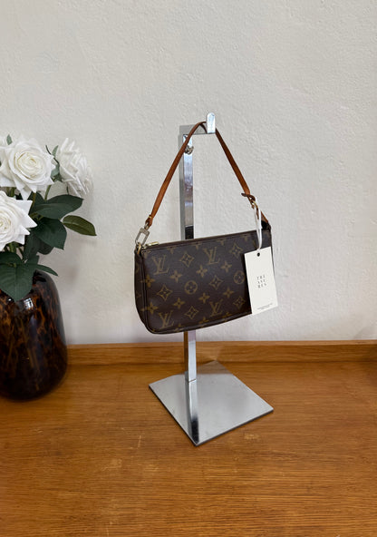 LV POCHETTE